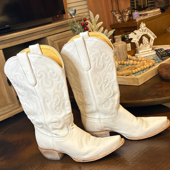 Cavender's Shoes - CAVENDER’S LEATHER WHITE WITH TONAL EMBROIDERY SNIP TOE COWBOY BOOTS Size 9